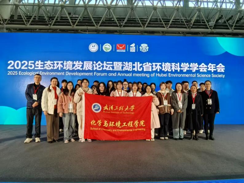 一群人站在台上  AI 生成的内容可能不正确。