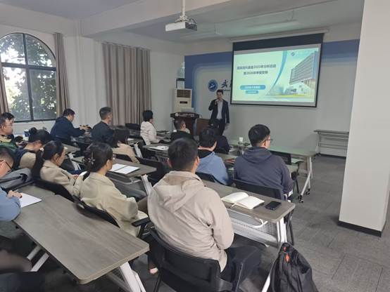 会议室里的人们AI 生成的内容可能不正确。